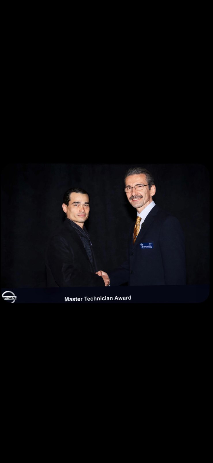 Clinton Knopp receiving the Nissan North America Master Technician Award at graduation
